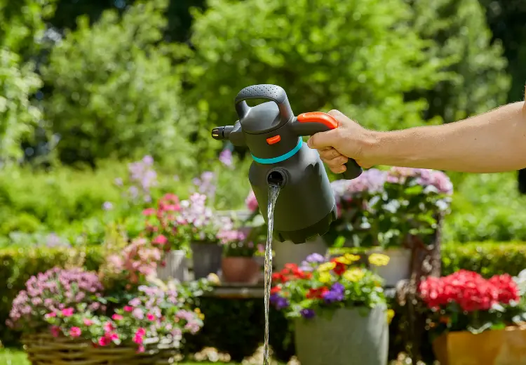 BÌNH TƯỚI CÂY ÁP SUẤT 1.25 LÍT GARDENA 11120-20 - Ảnh 4